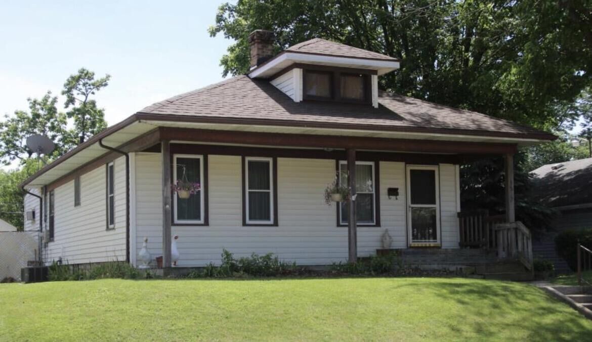 Property Photo: 1537 W Pleasant Street OH 45506