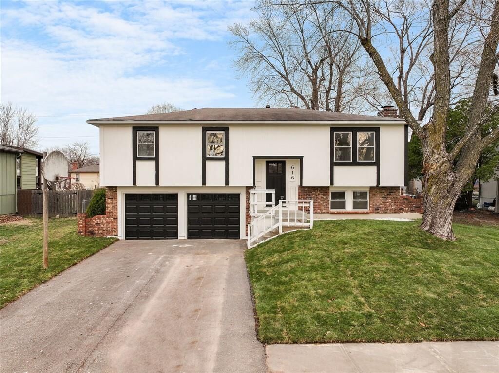 Property Photo:  616 S Montclaire Drive  KS 66061 