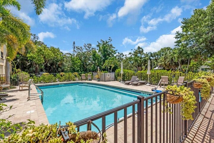 Property Photo: 1685 Laurel Street 4 FL 34236