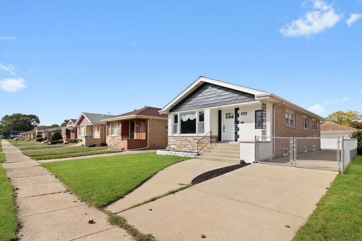 Property Photo:  8804 S Fairfield Avenue  IL 60805 