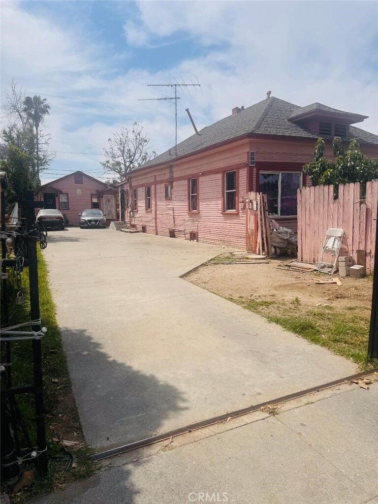 Property Photo: 920 E 48th Street CA 90011