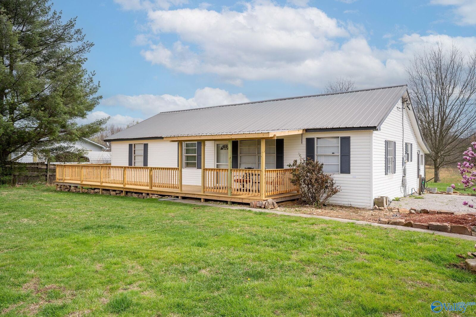 Property Photo:  1458 County Road 169  AL 35979 