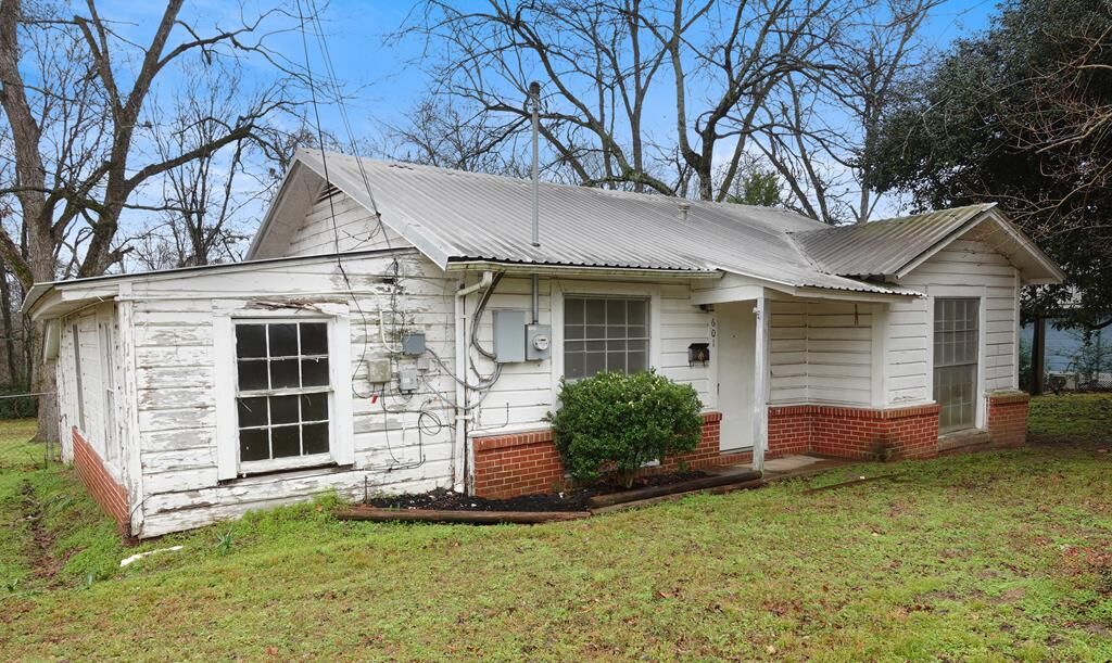 Property Photo: 601 Burk Street TX 75964