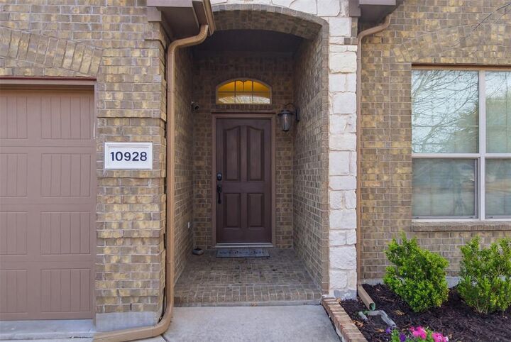 Property Photo:  10928 Middleglen Road  TX 76052 