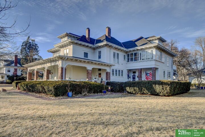 Property Photo: 234 W 10th Street NE 68025