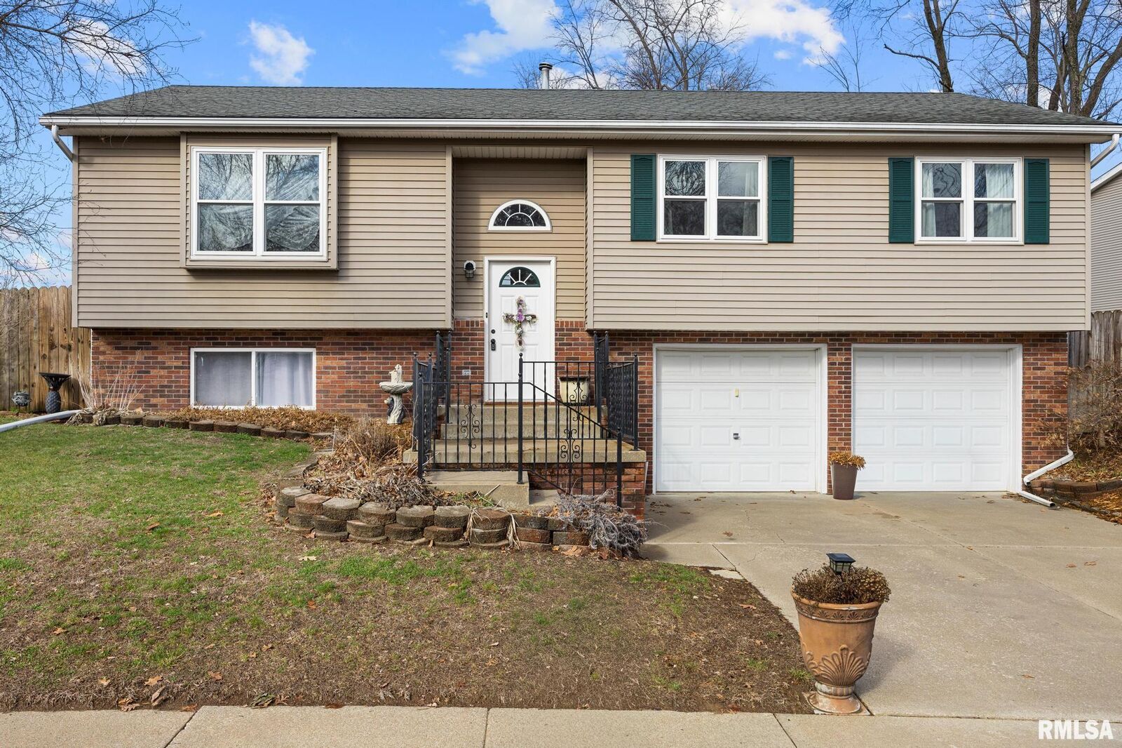 Property Photo:  2811 W Larchmont Lane  IL 61615 