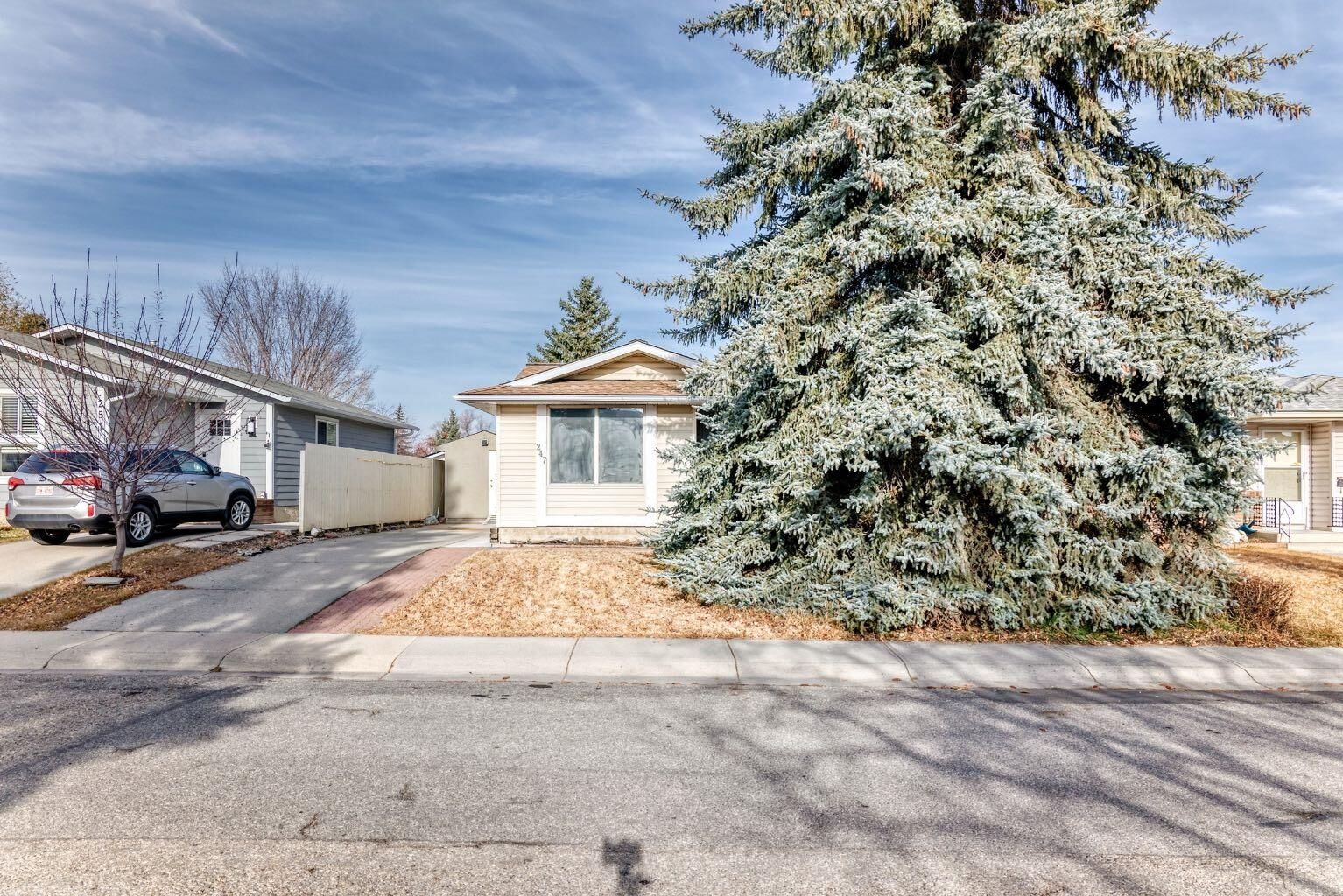 Photo de la propriété:  247 Bracewood Road SW  AB T2W 3C2 