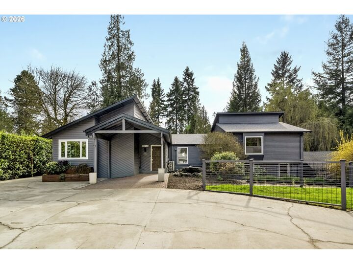 Property Photo: 4040 Kenthorpe Way OR 97068