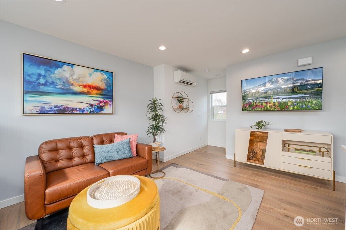 Property Photo:  3015  61 Avenue SW B  WA 98116 