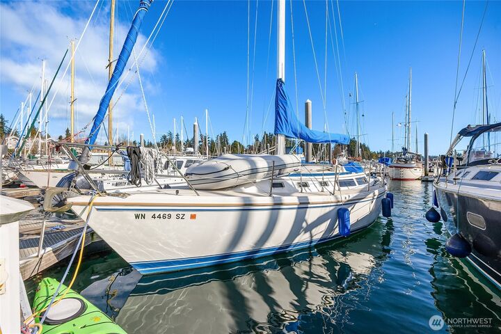 Property Photo: 141 Parfitt Way SW C39 WA 98110