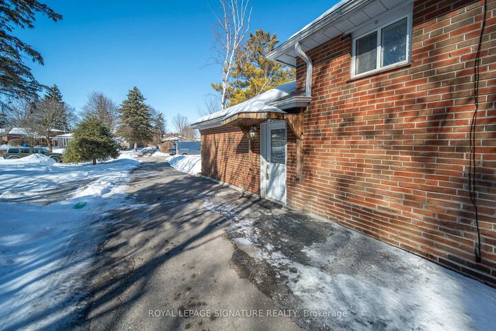 Property Photo: 21 Huron Court ON L4G 2X7