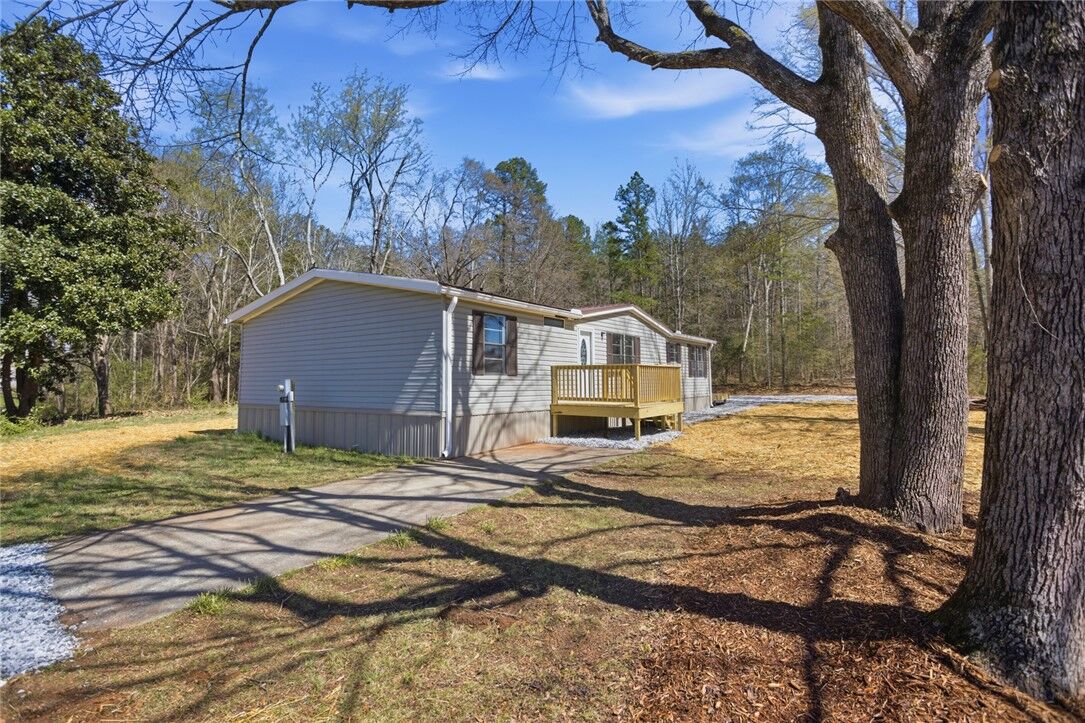 Property Photo: 202 Greenbriar Drive SC 29678