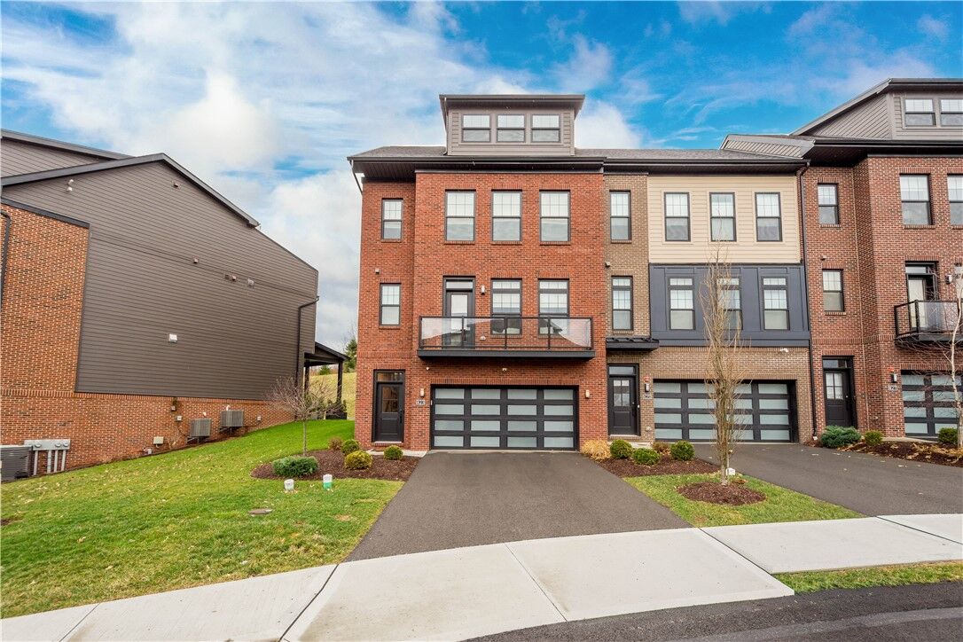 Property Photo: 423 Magnolia Dr PA 15367