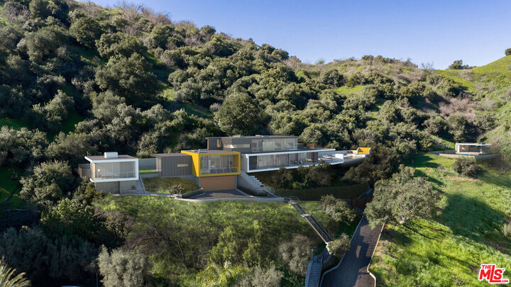 Property Photo: 12340 Viewcrest Rd CA 91604