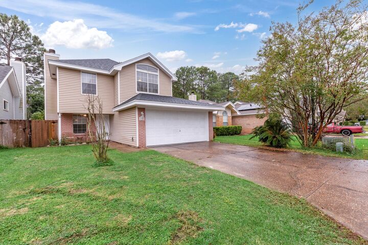 Property Photo: 1708 Colonial Court FL 32547