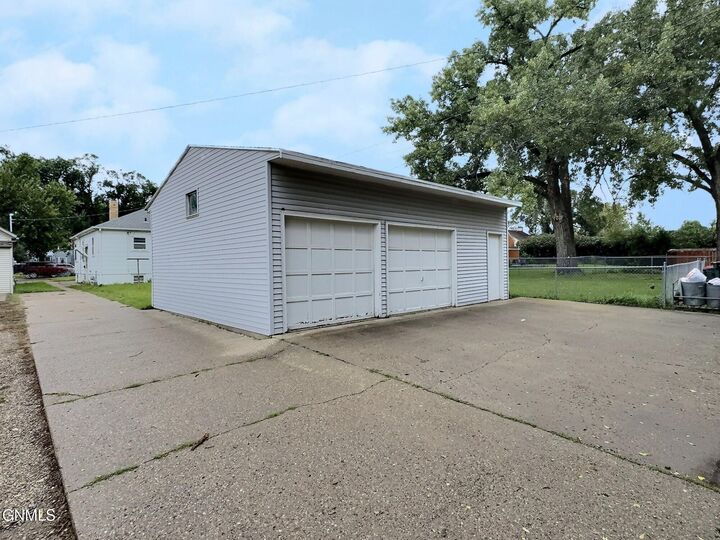 Property Photo: 1015 N 9th Street ND 58501