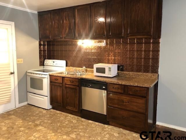 Property Photo:  210 E Blackbourn St  TX 75765 