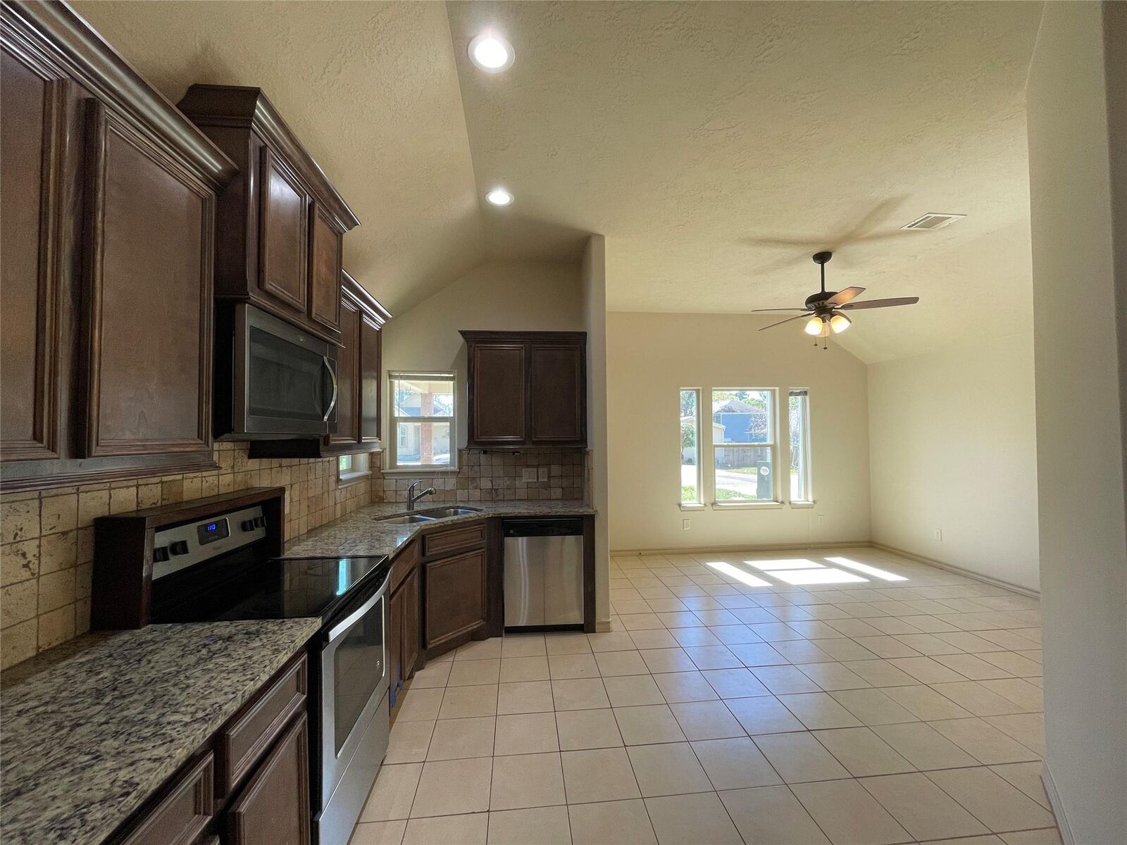 Property Photo: 16928 W Ivanhoe TX 77316