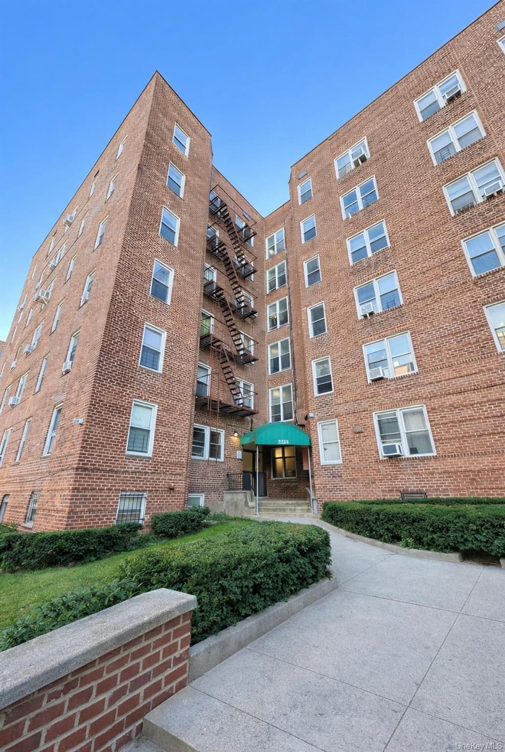 Property Photo:  2255 Cruger Ave. 1B  NY 10467 