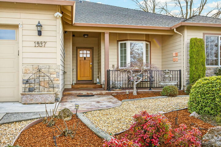 Property Photo:  1937 Woodside Drive  OR 97501 
