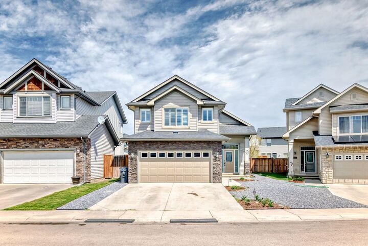 612 Montgomery Close SE — photo 1