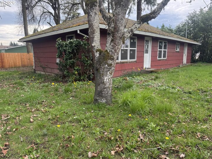 Property Photo:  211 Sherman St  OR 97101 