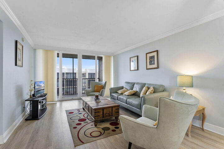 Property Photo:  8 N Royal Palm Way 6040  FL 33432 