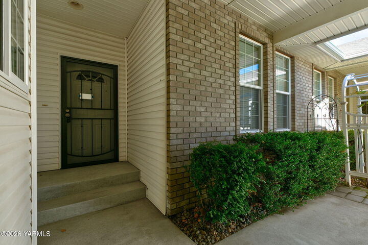 Property Photo: 3701 Fairbanks Ave WA 98902