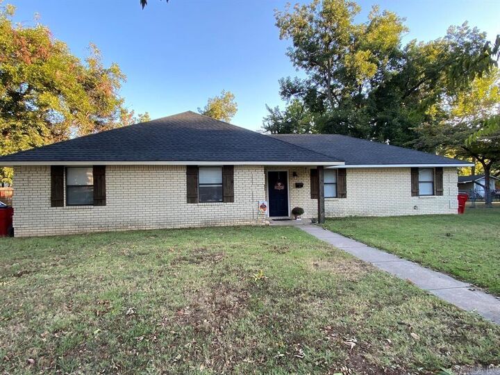 Property Photo:  307-309 Market Street  AR 72834 