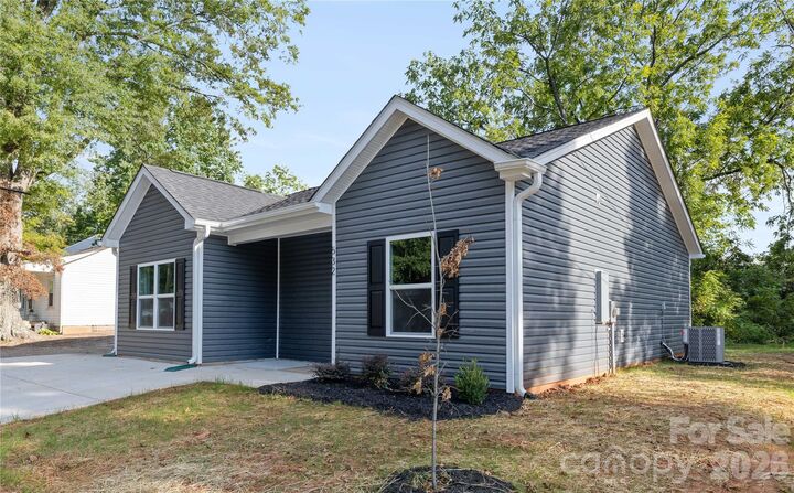 Property Photo: 6924 Ridge Lane Road NC 28262