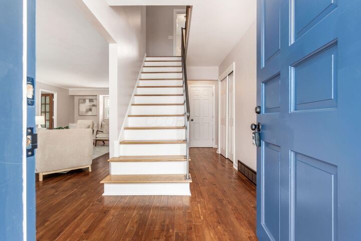 Property Photo:  809 Colony Court  OH 43235 