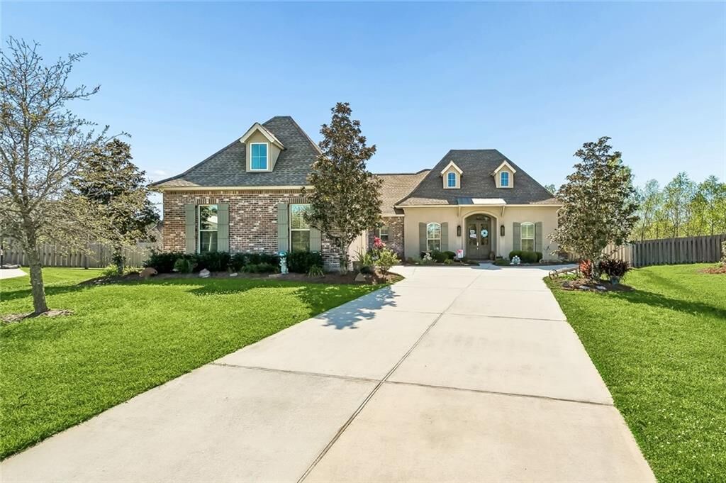 Property Photo:  809 Green Leaf Circle  LA 70447 