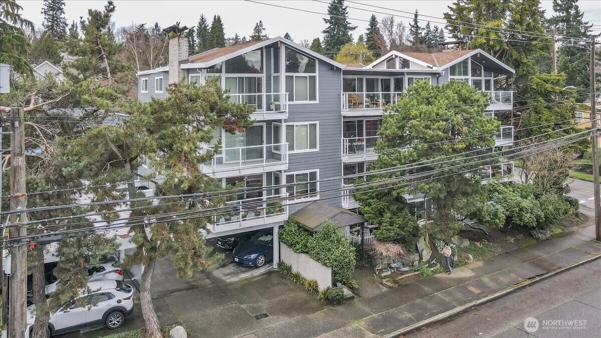 Property Photo:  5249  40th Avenue NE 101  WA 98105 