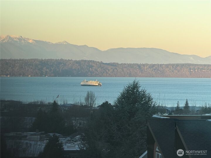 Property Photo:  556  Holly Drive  WA 98020 