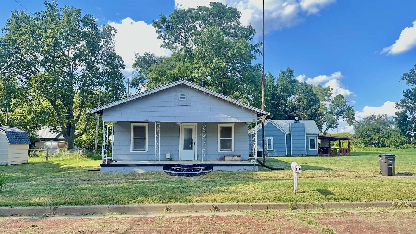 Property Photo:  410 E Taylor Ave  KS 67005 