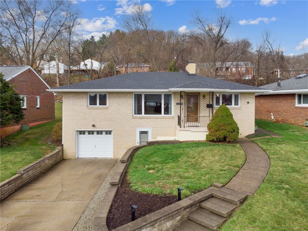 Property Photo:  2208 Hemlock Dr  PA 15131 