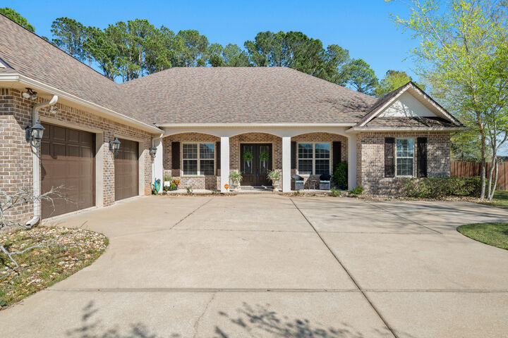 Property Photo: 5556 Madelines Way FL 32571