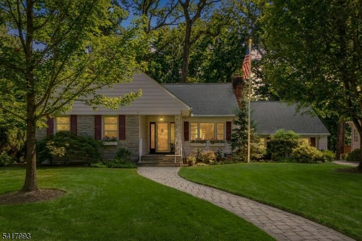 Property Photo:  10 Tree Top Dr  NJ 07081 