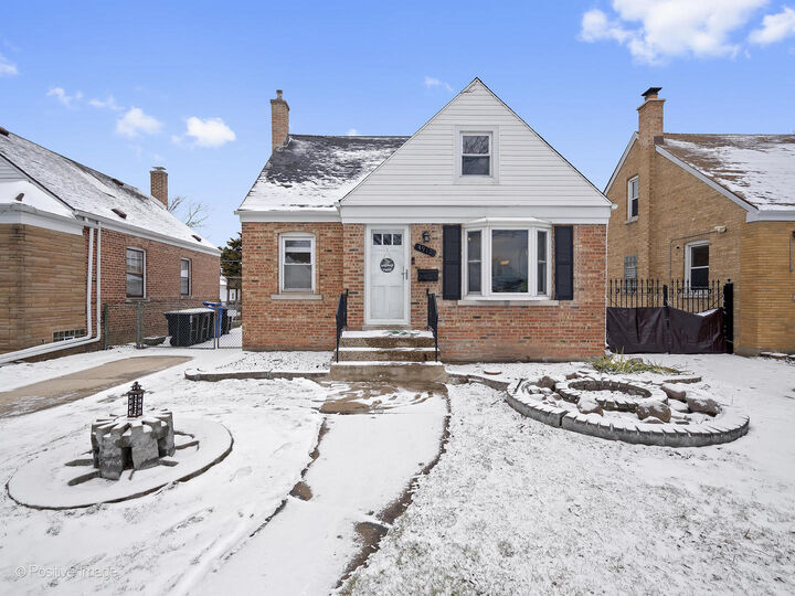 Property Photo: 4912 N Mulligan Avenue IL 60630