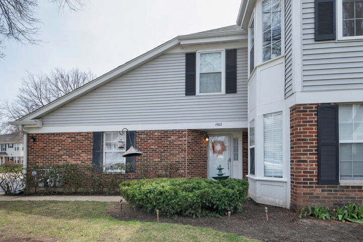 Property Photo:  1903 Quaker Hollow Lane  IL 60107 