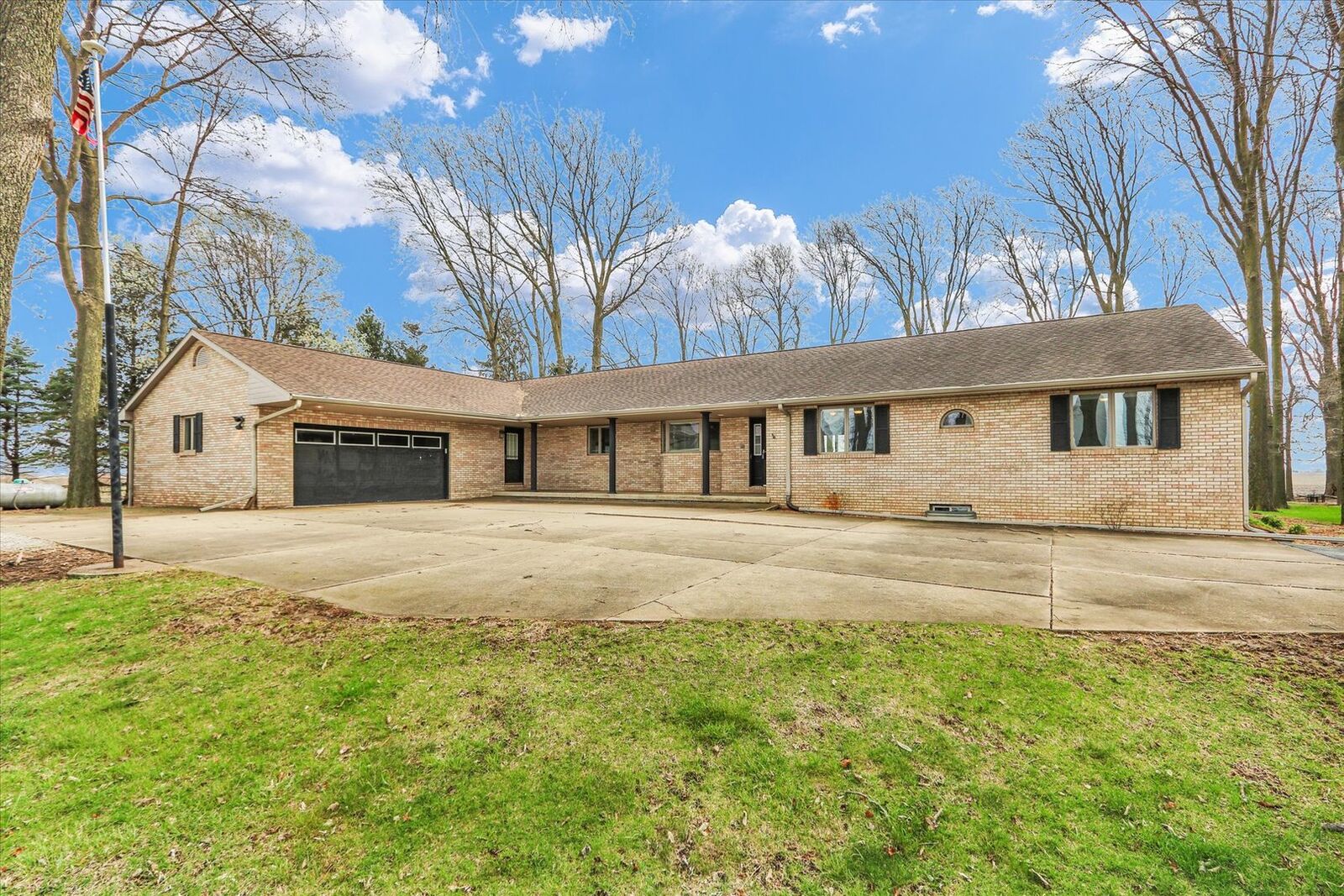 Property Photo:  1644 County Road 200 Road  IL 61875 