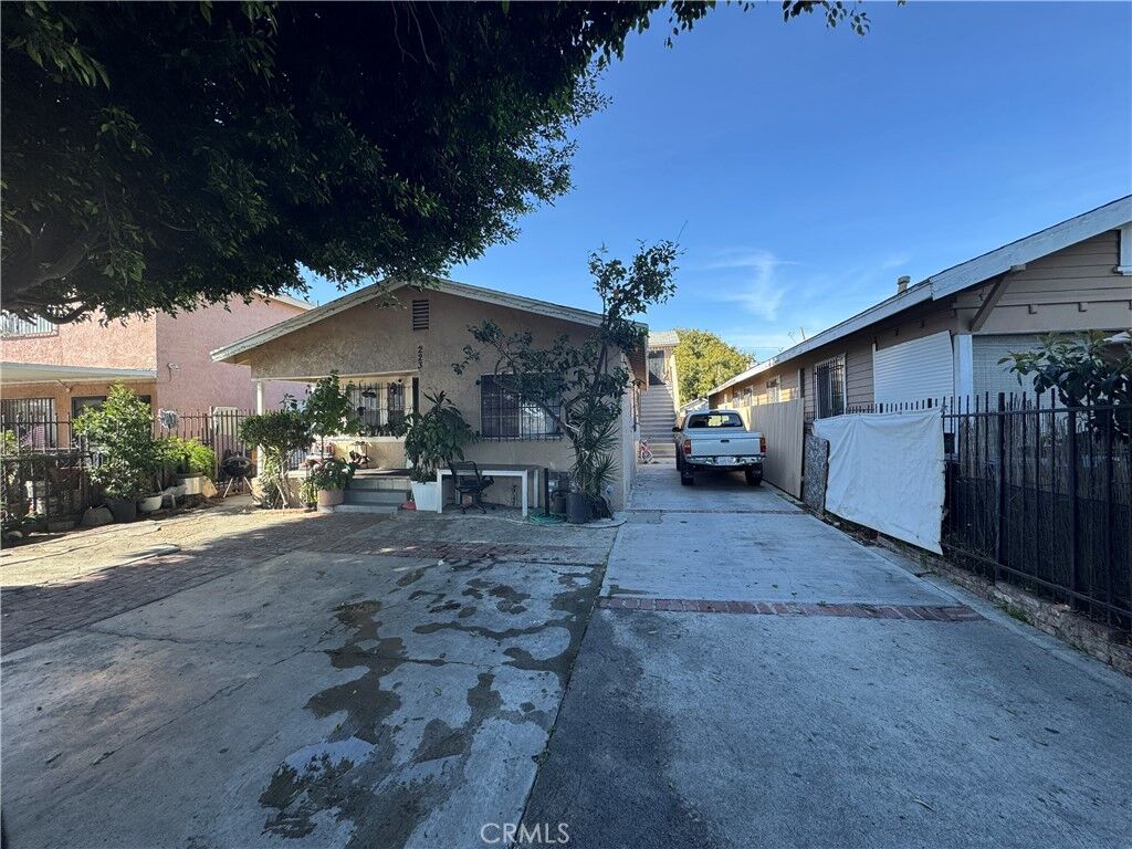 Property Photo: 223 E 55th CA 90011