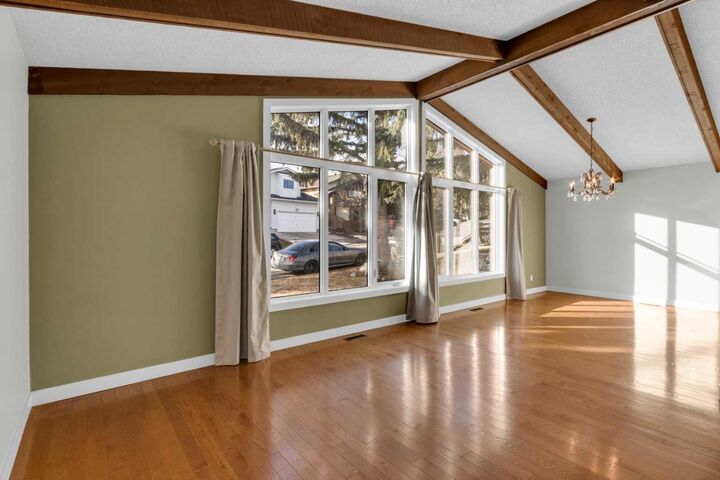 Property Photo: 15 Beaconsfield Place NW AB T3K 1W8