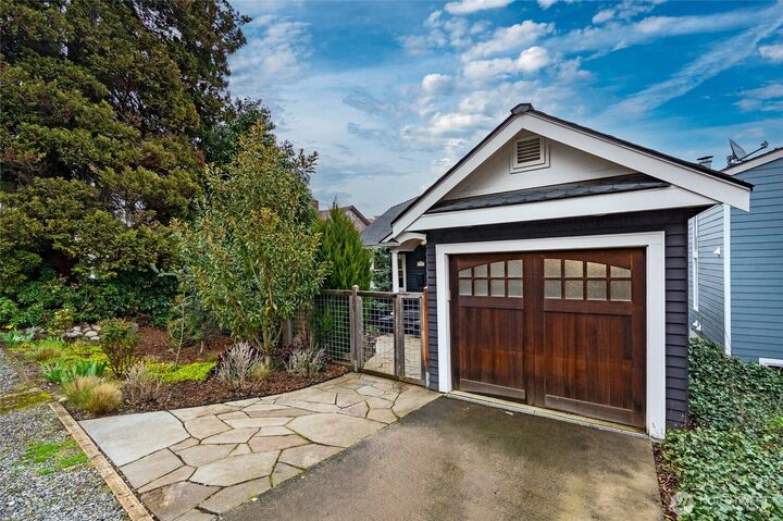 Property Photo:  900 W Emerson Street  WA 98119 