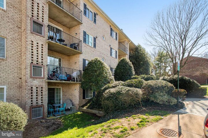 Property Photo: 1521 Colonial Drive 201 VA 22192