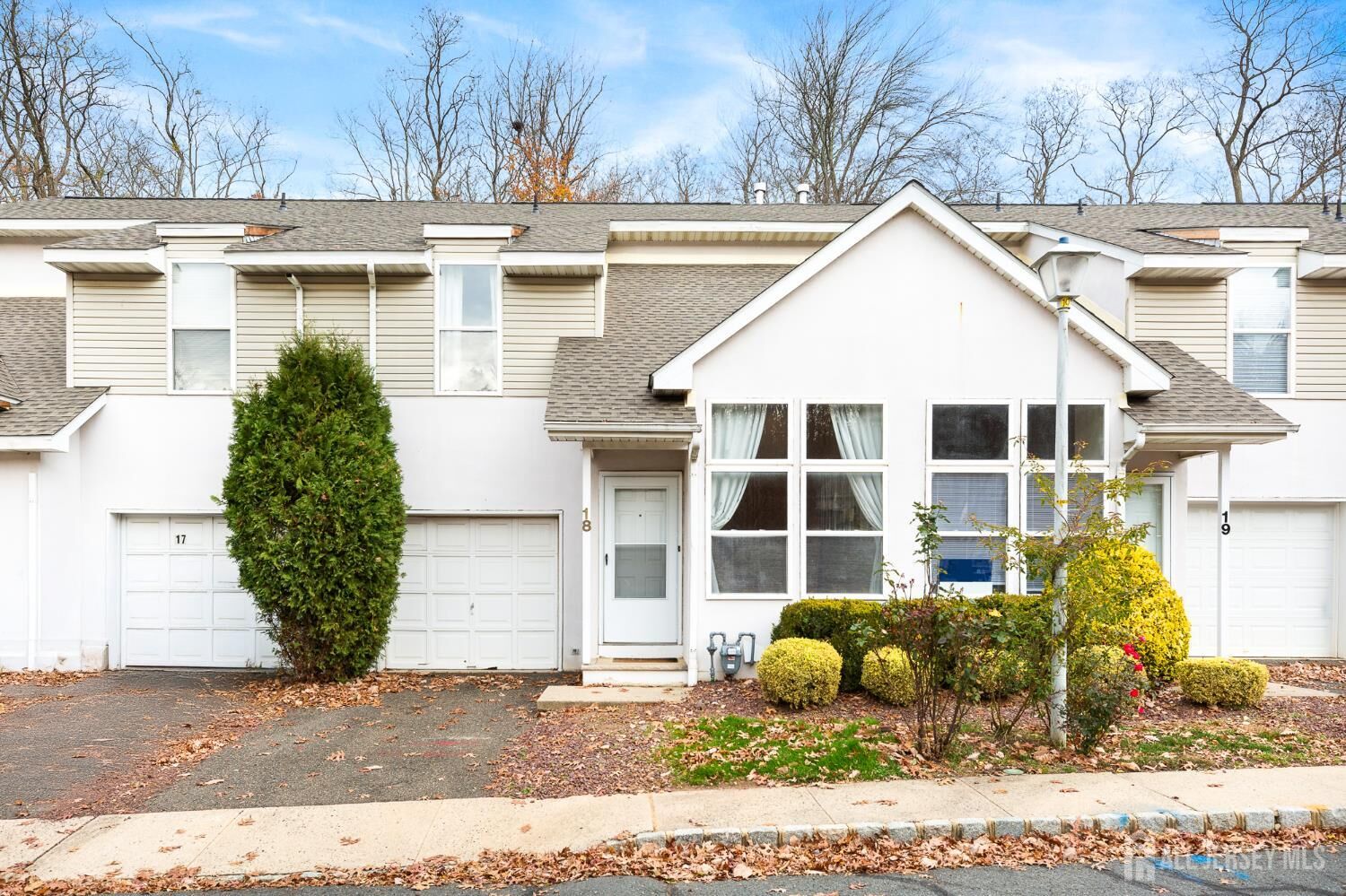 Property Photo:  18 Parkside Drive  NJ 08831 
