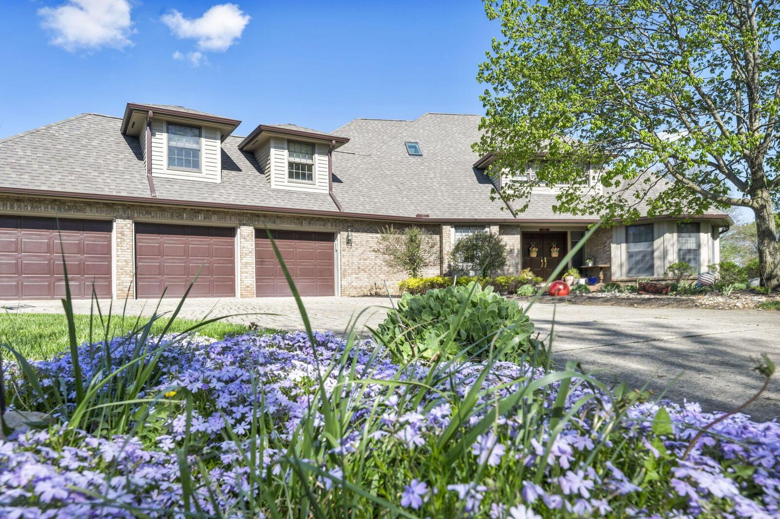 Property Photo: 1456 Willowood Way OH 43302