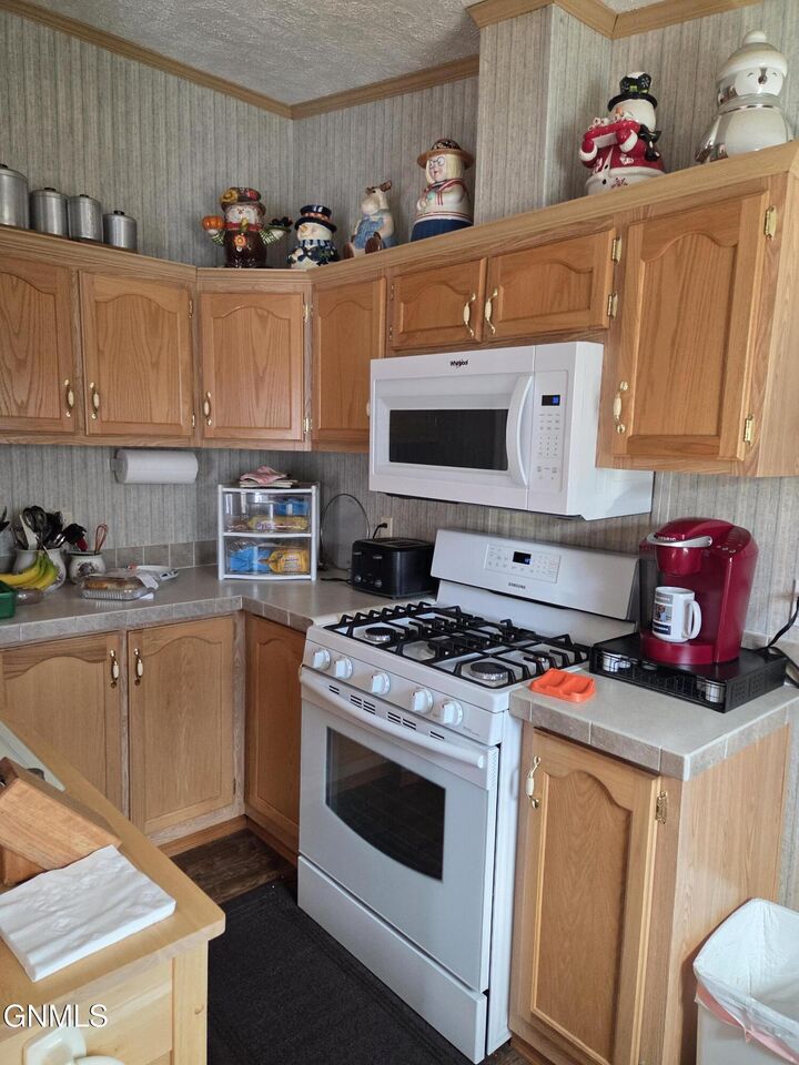 Property Photo:  1703 N Valley Loop  ND 58503 