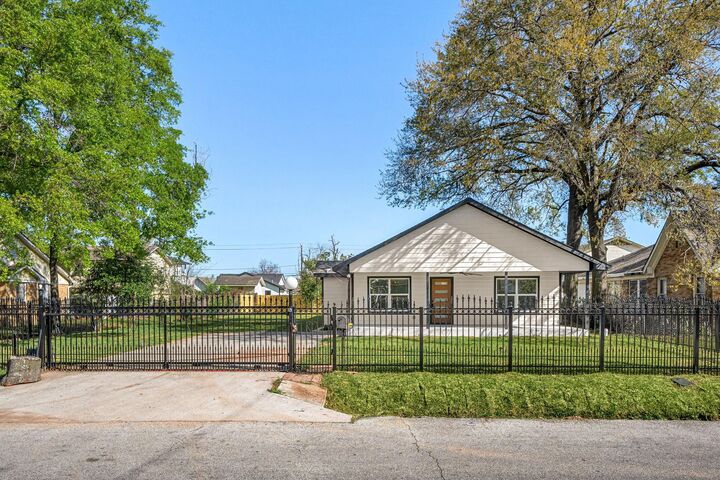 Property Photo:  1003 Reid Street  TX 77022 