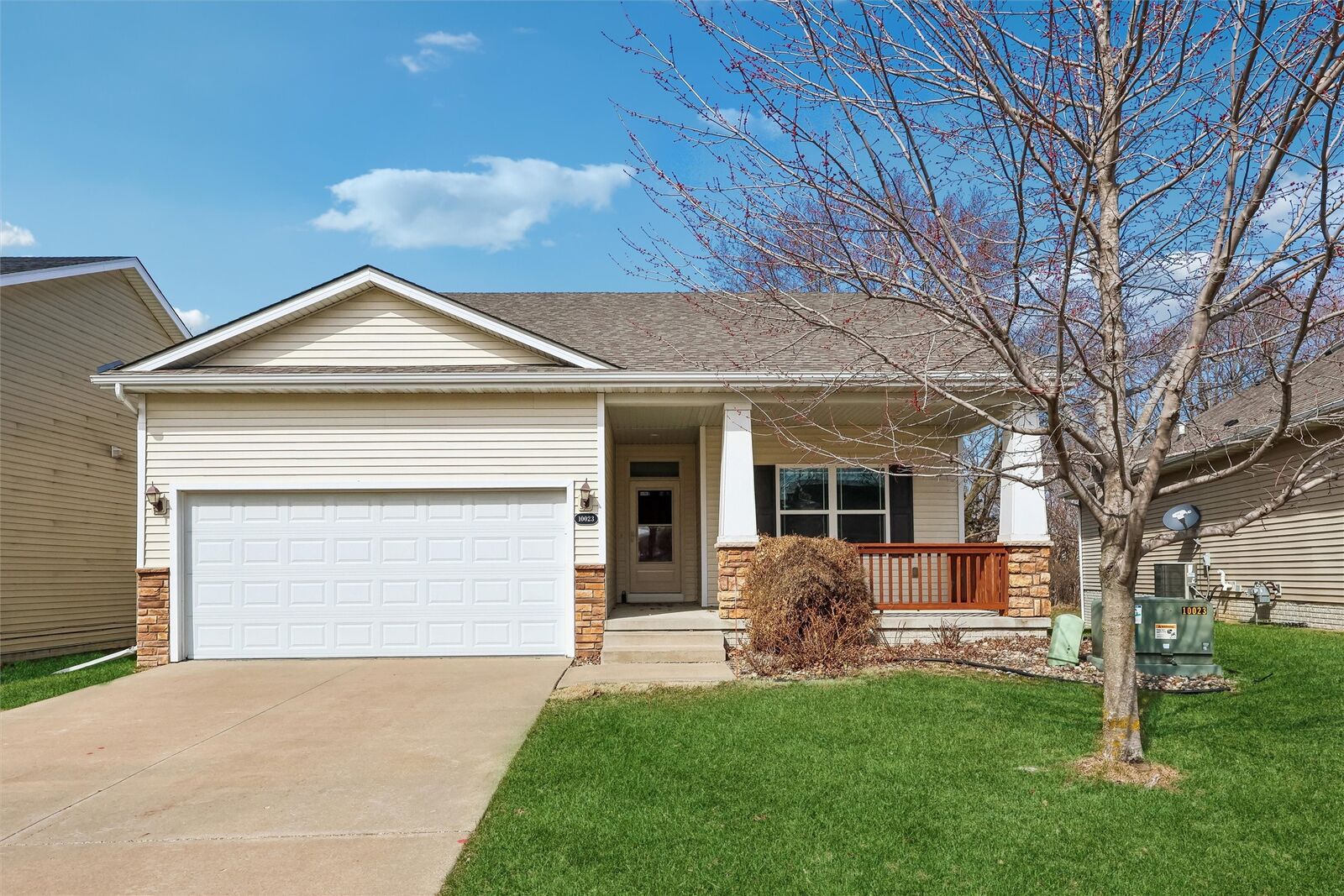 Property Photo: 10023 N Glenstone Court IA 50131